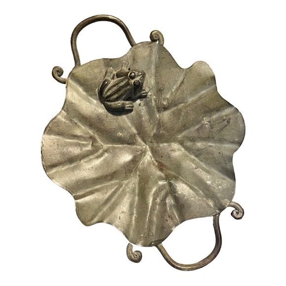 LILLY pad metal tray with frog and handles painted a moss green 8” x 11” frog 2” - Picture 4 of 9